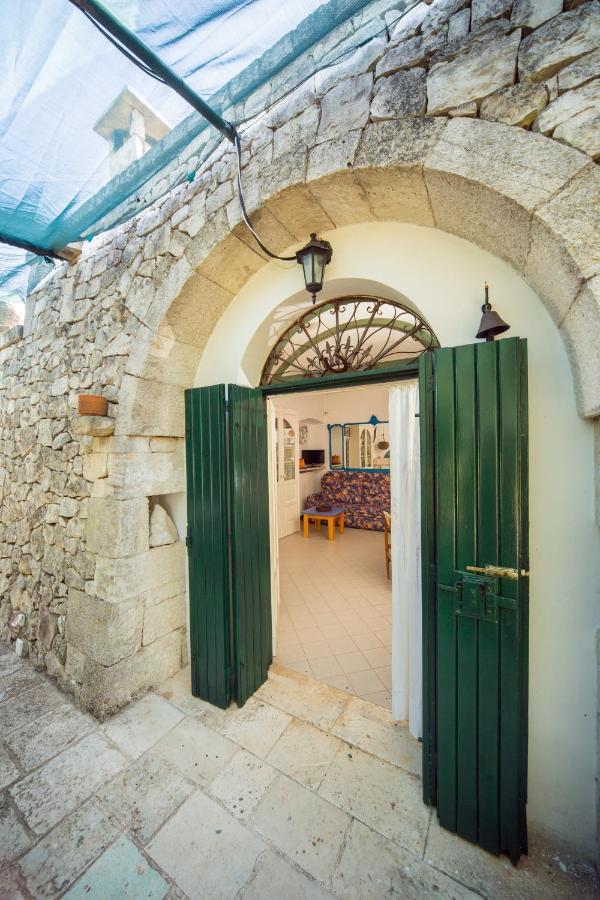 Trulli Girasoli E Viole Cocolicchio Luaran gambar