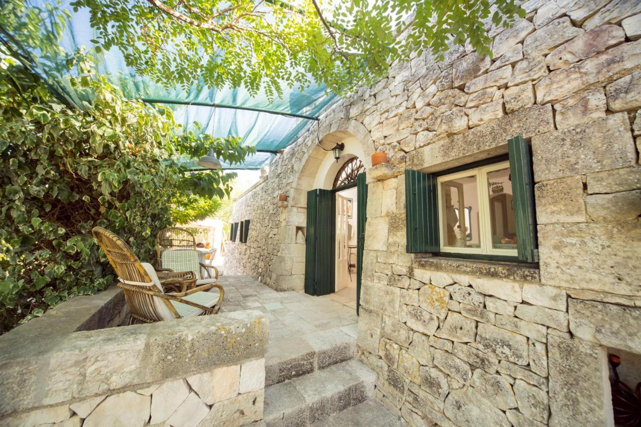 Trulli Girasoli E Viole Cocolicchio Luaran gambar